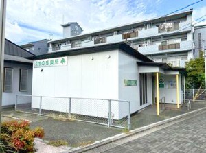 「くすのき薬局」は調剤薬局として地域のお客様が多くご来店されます。
小児科門前薬局のため、お子様も多い環境です