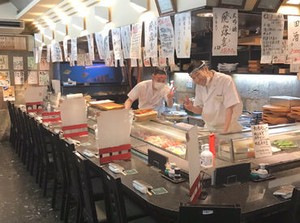 ≪絶品まかない無料≫
一人暮らしにはこの上ない待遇◎
お寿司だけじゃありません！
まかないの揚げ物はスタッフみんな大好き★