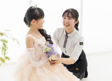 ★スタジオアリスの撮影サポート★
写真の知識がなくても大丈夫！
未経験から皆さん活躍しています♪
女性スタッフ活躍中◎