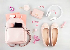 ☆ NEWスタッフ募集 ☆
20代の女性スタッフ活躍中♪
可愛いコラボアイテムやBAGや雑貨が揃います★
髪色＆ネイル自由◎