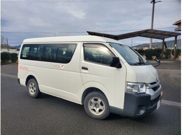 10人乗りの車両を運転して利用者さんを送迎◎
送迎以外の時間は洗車や清掃をお願いします！