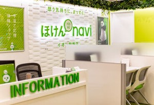 常に社員が近くにいるから、「ヤバい、分かんない！」そんな時もスグにお助けっ！☆*＋
informationに座っての勤務です♪