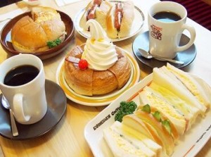 長年愛される珈琲や、パンケーキを社割で♪幸せ気分をお得に味わえるのもコメダ珈琲で働く魅力◎シフト相談もお気軽にどうぞ！