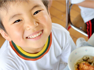 まごころを込めて、美味しい給食を作り提供！
校内調理なので、こども達から｢美味しかった｣と直接声をかけてもらえることも♪
