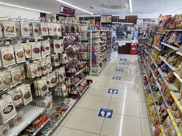 店内には魅力的な商品がたくさん♪
まずは品出しや陳列、清掃など
簡単なお仕事から始めましょう！