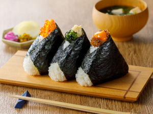 「海苔の美味しさをお客様に伝えたい」
そんな思いが詰まったおにぎり♪
未経験や初バイトの方もぜひ★
最初は簡単な作業から！