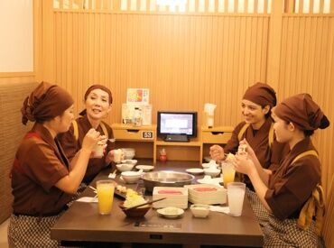 「初飲食バイト」でも安心♪
研修に特別チカラを入れています！
自信を持ってバイトができるよう、
全力でサポートします★