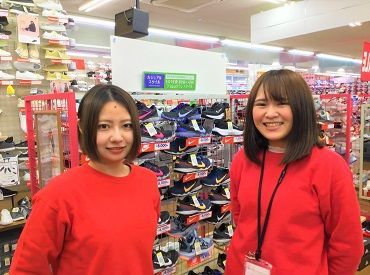 地域最大級の商品数が人気のヒミツ！
店内にはパンプス～有名ブランドスニーカーまで幅広い商品がズラリ＊。