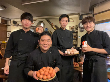 【真ん中が店長です＊】
とっても穏やかで優しい店長は卵が大好き♪
「面接はお仕事の話以外もざっくばらんにお話ししましょう�」