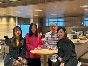 ＼売上拡大に伴い追加募集／
直近で入社したスタッフも活躍中◎
近い先輩もいると安心♪
わからないことは何でも聞いてください!