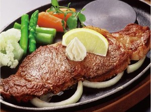 肉汁溢れるステーキが自慢★
落ち着いた雰囲気の中で働けます！
注文取りは手書きなので
複雑な機械操作などありません◎