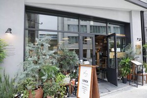 芝公園店の外観です♪
＼清潔感があればオシャレは自由!金髪や赤髪のスタッフも在籍中／
制服は黒でまとめてスタイリッシュに!