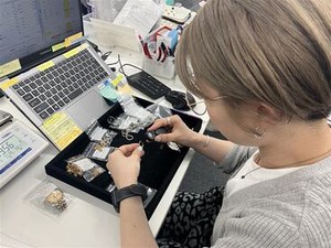 写真の女性のように
身だしなみはなんでもOK！
お好きな恰好でご出社ください♪
オシャレを楽しめるのも魅力ですね〇