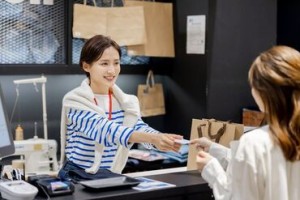 《有名店舗で働きませんか?》
20代～40代を中心に活躍中！
▼WEB登録OK
▼これまでのアルバイト経験を生かせる！