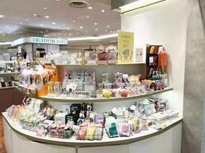 店内には"カワイイ"が勢揃い♪なんと当社、1500点のアイテムを扱ってるんです。新商品が続々登場するから、毎日が新鮮！