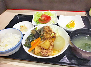 この日のまかないは…
まるごと玉ねぎのチキンコンソメ煮！
新鮮野菜を使ったまかない��は美味しくてカラダに優しい♪