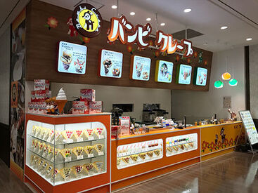 フードコートの入口に位置するクレープ店。
長野県発祥のクレープ屋さんです！
お客様の目の前でクレープ作ってお渡しします。