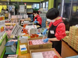 高校生～主婦、フリーターまで幅広く活躍中！
仕事帰りにそのまま夕飯の買い物もできるので、
とっても便利です★