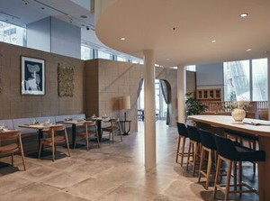 ＼モダンでスタイリッシュ／
オシャレなブラッスリー&カフェ！
ケーキやベーカリーを始めとする
幅広いラインナップをご提供♪