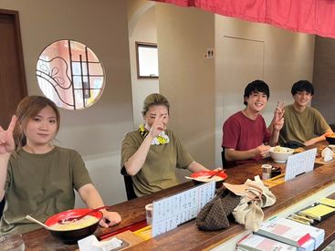 スタッフが仲良く
まかないを食べているところです◎
みんなフレンドリーなので
新人さんもスグに馴染めます♪