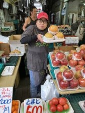 活気あるアメ横で、果物・鮮魚を販売しているお店です。
学生さんから50代まで幅広い年代活躍中★