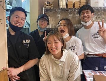 20～30代活躍中◎
職場環境はみんなでワイワイ!(^^)!
おしゃれな居酒屋でホールまたはキッチンスタッフしてみませんか♪