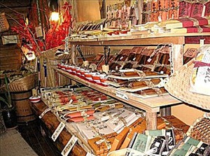 五十年余の歴史を持つ【醬油屋本店】＊
独自性を持った付加価値の高い商品ばかり◎
まずは元気で明るいあいさつができたらOK！