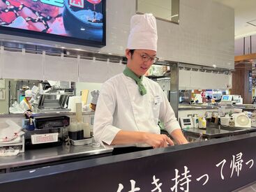 左の方が店長さん◎優しい笑顔が癒されます(　´ω`)未経験の方も徐々に出来るようになればOK♪