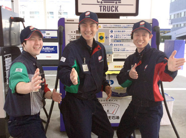 ≪見てください！この仲の良さ♪≫
明るい雰囲気の店舗です！
バイク・自転車・車通勤OK◎
力仕事は少なめです♪