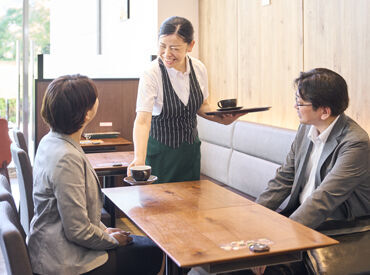 銅版で1枚1枚ふんわりと焼き上げた
ホットケーキが人気★*
プライベートでも使える社割あり！
勤務時はフード・ドリンク50％OFF
