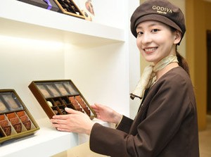 ＜未経験歓迎＞カウンター内でチョコレートの接客・販売♪
たくさんの方々へチョコレートと笑顔をお届けします＊