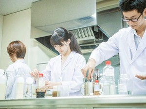 白衣は貸し出します◎
袖を通したら、いつもとは
ちょっと違った自分に…♪
仕事に支障がなければ、
中に着る服はなんでもOK！