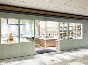洋菓子の販売や陳列等をお任せいたします
丁寧な研修で未経験も安心
可愛い&美しいお菓子に囲まれて働けます