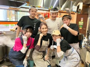 【チームワークばっちり★】
個性豊かで頼りになる、
"こってりメンツ"そろってます！
外国人スタッフも活躍中☆