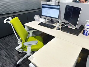 未経験の方も大歓迎！
PCが使えればOK!
広々した机で作業ができます。