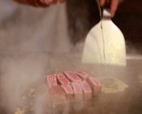 現在社員5名、アルバイト・パートさん15名
未経験からでもしっかりと向き合いながら
丁寧にお教えしますのでご安心ください！