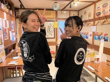 髪色などオシャレ自由♪
制服は「とりいし」のロゴ入りTシャツとサロンを支給！
店内はコロナ対策バッチリ◎