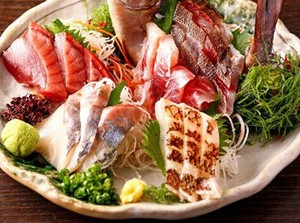上野駅・新御徒町駅からアクセスがよい
『海鮮問屋 磯べゑ 上野店』。
自慢のお魚料理と、
美味しいお酒が人気の居酒屋です！