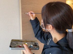 力仕事はありません！絵具やパテを使ってモクモクできる作業です♪
「楽しそう」と思ったらお気軽にご応募ください！