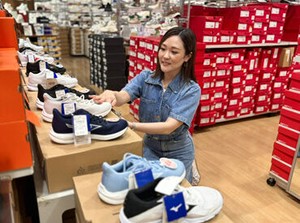 ≪未経験OK！≫
ASBeeの人気シューズが社割で買えちゃう♪
シフト柔軟だから…家事や学校の合間にも★
<履歴書不要！>
