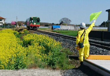 ↑ちょっと珍しい作業？でも難しいことなし◎
写真のように、鉄道の工事現場で、周りに電車が来たことを伝えるお仕事など！