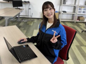 広い事務所に常時10名程度の社員が在籍しており、
分からないことがあっても
すぐに確認ができる環境です◎