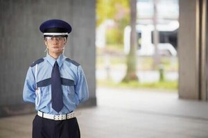 身体に優しい警備業務！安心の2名1組勤務で長期安定★