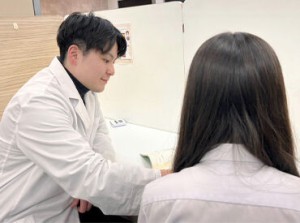 大学生の講師が多いから、校内の雰囲気はとっても賑やか♪
授業後に生徒やほかの講師と談笑することも◎