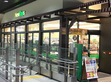 お馴染み駅ナカのコンビニで大募集♪
店内商品の社割が利くのも
嬉しいポイント☆