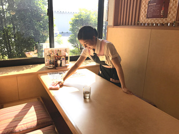ホールはお客さまのご案内や
オーダーなどの接客をお願いします！
まずは「いらっしゃいませ」の
挨拶ができればOK！