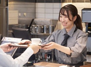 調理が未経験でも問題なし！
簡単な盛り付けやドリンク作りなど♪
バイトデビューさんも大歓迎★
