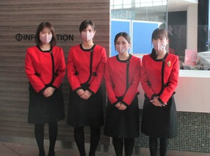 スマートな制服で勤務♪
接客や、アテンドに挑戦してみたい方も、
お気軽にご応募してください！！