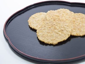 新鮮な海老の身を丹念に焼き上げた
深く香ばしい味わい
ロングセラー海老煎餅「ゆかり」
贈り物としても喜ばれるお菓子です♪