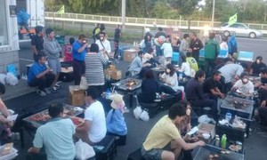 未経験歓迎！免許取得支援制度あり！日勤のみ！毎日家に帰れます近距離・中距離メインのルート配送／写真は社内の夏祭り！